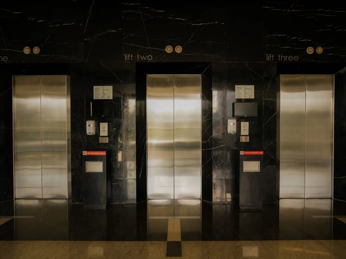 Portes d'ascenseur en acier inoxydable dans le hall d'un bâtiment moderne