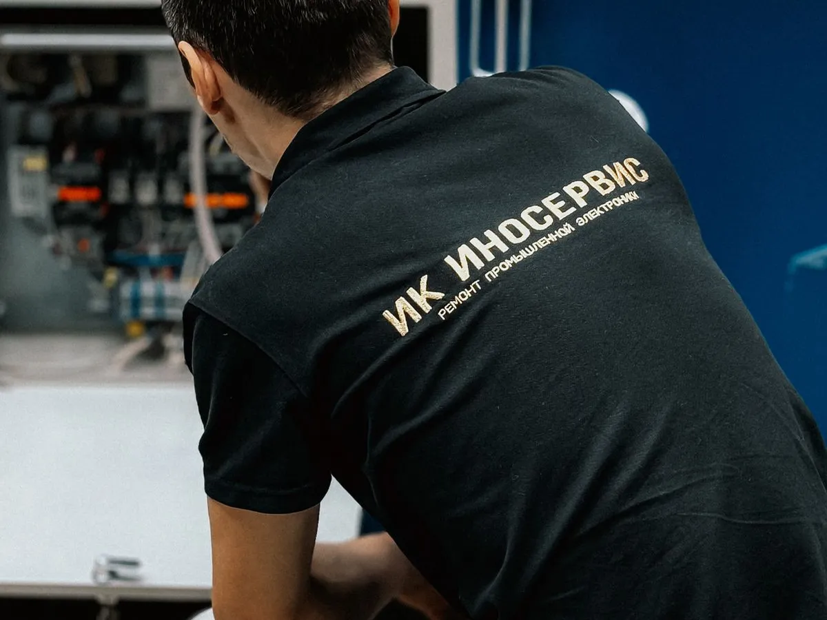 Technicien réalisant la maintenance de machines industrielles