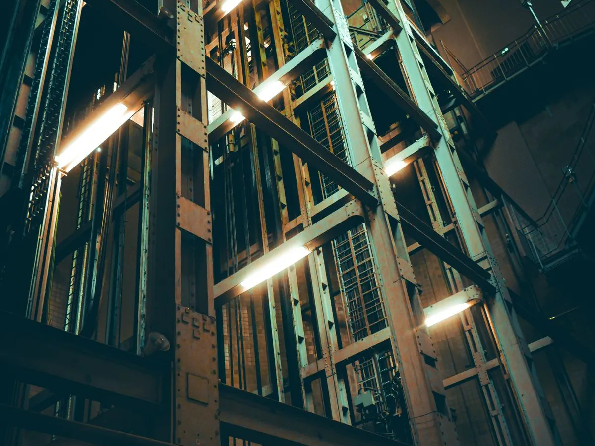Vue d'une cuvette d'ascenseur industriel éclairée